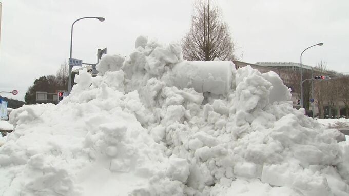 雪かきで大量の雪の山…「道路に雪を捨てる」行為は法律違反？　SNSで物議、警察に聞いてみると…「交通の妨げになる」罰金の可能性も　たまった雪はどうすればいい？|TBS NEWS DIG