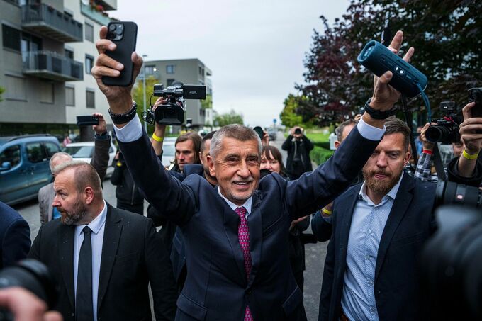チェコ議会選、前首相が率いる最大野党の勝利確実－反EU軸を形成
