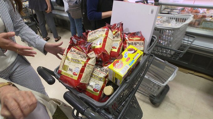かごいっぱいに商品を詰めて買い物を楽しむ様子
