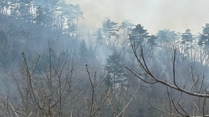 8ヘクタールほどが焼けたか　上山市で野火火災　地上や空からの消火活動続く　山の奥ではなく住宅や田畑に近い場所（山形）　|　山形のニュース│TUYテレビユー山形
