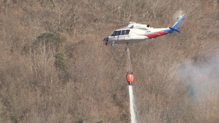 扇山の山林火災の延焼続く 建物に燃え移るおそれ低くなるも強風の影響
