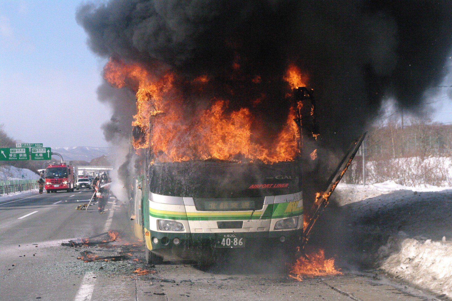 速報】高速道でバス全焼 北海道運輸局がバス会社に立ち入り検査 車両の