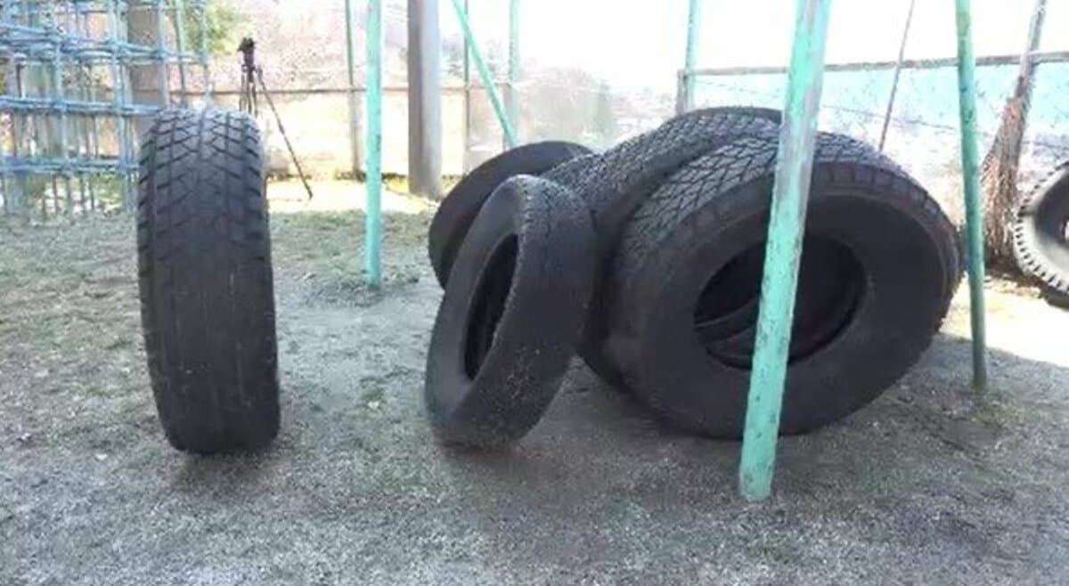 タイヤ　廃　車 お騒がせ…閉校となった小学校の校庭で見つかった廃タイヤ32本 実は