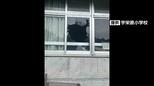 小学校の窓ガラスが投石で割られたか　割れた窓の近くに石が見つかる　宇栄原小でも発覚、被害相次ぐ|TBS NEWS DIG