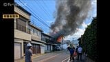 火元は「1階勝手口付近」と判明【実況見分】店舗住宅など4棟焼失の火事、 約165平米が全焼もけが人なし 富山・黒部市|TBS NEWS DIG