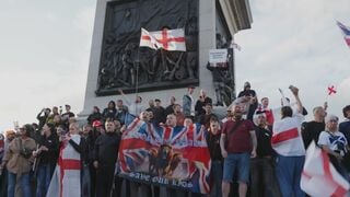 イギリス・ロンドン中心部で「反移民・反ムスリム」の大規模集会 極右活動家が呼びかけ11万人以上参加 銃撃で死亡したアメリカの保守系活動家カーク氏の写真も| TBS CROSS DIG with Bloomberg