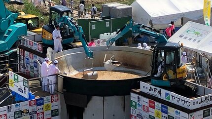 直径6.5メートルの『大鍋』使う『日本一の芋煮会フェスティバル』 約3