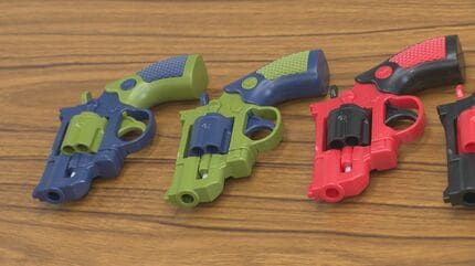 見た目はおもちゃでも」玩具と称した「拳銃」の危険性 殺傷能力あり、銃刀