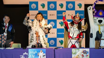 棚橋弘至社長とライガーさんが「佐賀牛」「呼子のイカ」などを全国発信