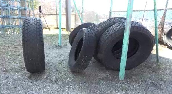 お騒がせ…閉校となった小学校の校庭で見つかった廃タイヤ32本　実は…「不法投棄」ではなく「無断で一時保管」　近くの中学校の関係者が持ち込んだものと判明　長野・諏訪市　|　SBC NEWS | 長野のニュース | SBC信越放送