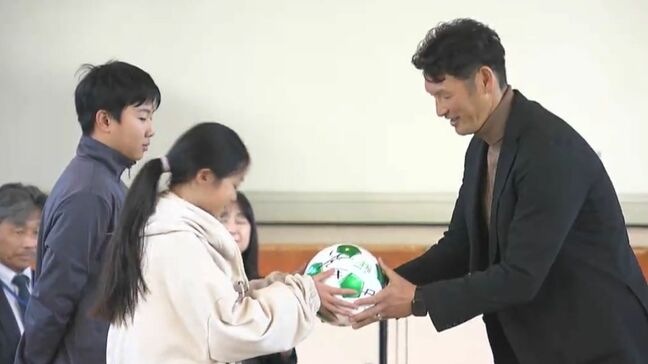 サッカー元日本代表の巻誠一郎さんが児童にボールをプレゼント「どうやってうまくなるのかなというのを考えて」【岡山】|TBS NEWS DIG