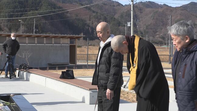 東日本大震災から15年 2025年完成した大槌町の追悼施設で朝から訪れた人が芳名碑の前で手を合わせる 岩手県|TBS NEWS DIG