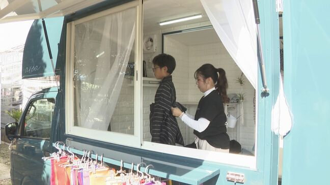 「初めて着た」移動式「ドレッサートラック」登場　子どもたちが浴衣の着付け体験|TBS NEWS DIG