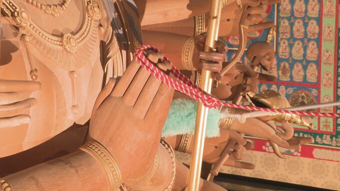 那谷寺で新年の準備「観音様お身ぬぐい」高さ7．8メートルの十一面千手観音をモップで優しく撫でるように 石川・小松市|TBS NEWS DIG