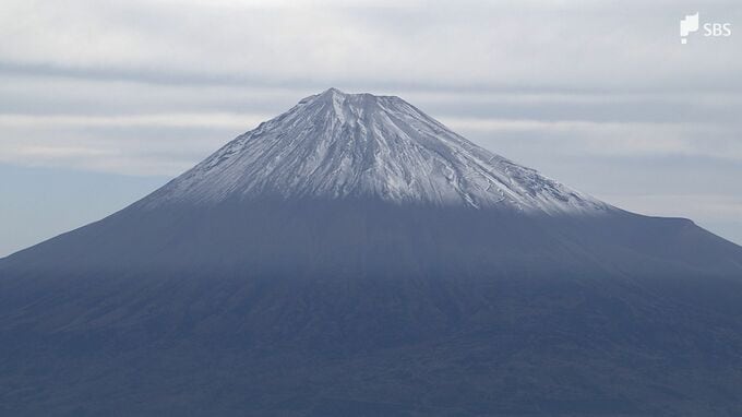 富士山初冠雪 平年より21日遅く2024年より15日早い 静岡県側からも雪化粧した富士山の姿【速報】|TBS NEWS DIG