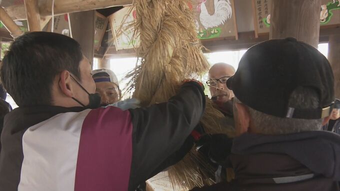 神社で氏子ら50人程が迎春準備の「しめ縄」作り　門を飾るのは長さ7メートル余り太さ20センチ程の「大しめ縄」　|　名古屋・愛知・岐阜・三重のニュース【CBC news】 | CBC web