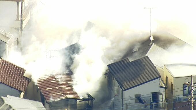 【速報】埼玉・川口市の住宅で火事　高齢者1人逃げ遅れとの情報も　2棟に延焼　消防車など19台態勢で消火活動|TBS NEWS DIG