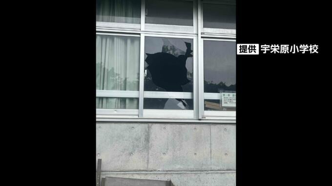 小学校の窓ガラスが投石で割られたか　割れた窓の近くに石が見つかる　宇栄原小でも発覚、被害相次ぐ|TBS NEWS DIG