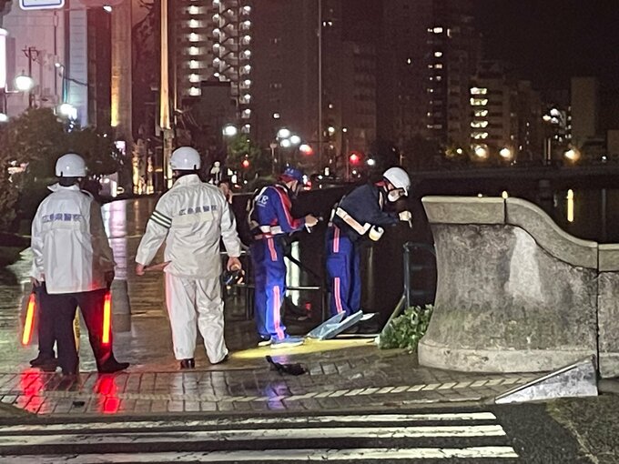 「車両と車両が衝突して川に転落した」と通報　軽自動車が川に転落　女性１人を救出も心肺停止　広島市中区の平和大通りの交差点付近で普通乗用車と軽自動車が衝突　|　RCC NEWS | 広島ニュース | RCC中国放送