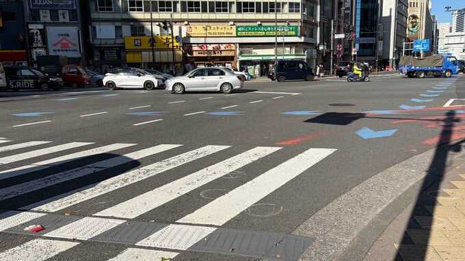 東京・新宿の繁華街の交差点でひき逃げか　女性が軽傷　逃げた乗用車は直前に信号無視　警視庁|TBS NEWS DIG