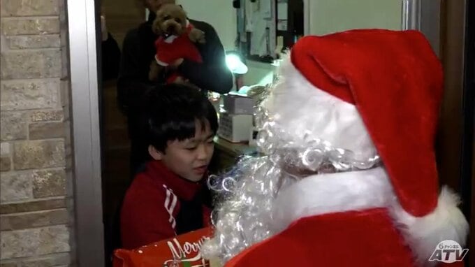 「メリークリスマス！」クリスマスイブにサンタクロースが子どもたちへプレゼントをお届け　「めっちゃびっくりしました！テレビも来ました！」青森県むつ市|TBS NEWS DIG
