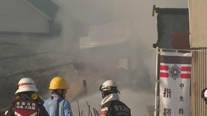 【詳報】「煙が充満している」住人から通報　住宅1棟全焼　女性1人搬送も意識あり　警察と消防が出火原因を調査|TBS NEWS DIG