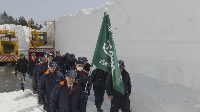酸ヶ湯と谷地結ぶ約8キロの八甲田・十和田ゴールドラインが貫通　約1か月にわたる作業終え　高さ6.7メートルの雪の回廊が出現　|　青森のニュース│ATV NEWS│青森テレビ