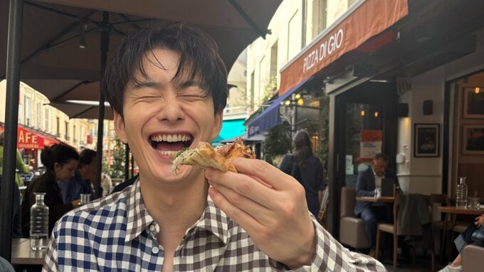 パリでの幸せ時間【 岡田将生 】プライベート感溢れる自然な笑顔に「写真を撮ってる人が良いのかな」「幸せな気持ち」|TBS NEWS DIG