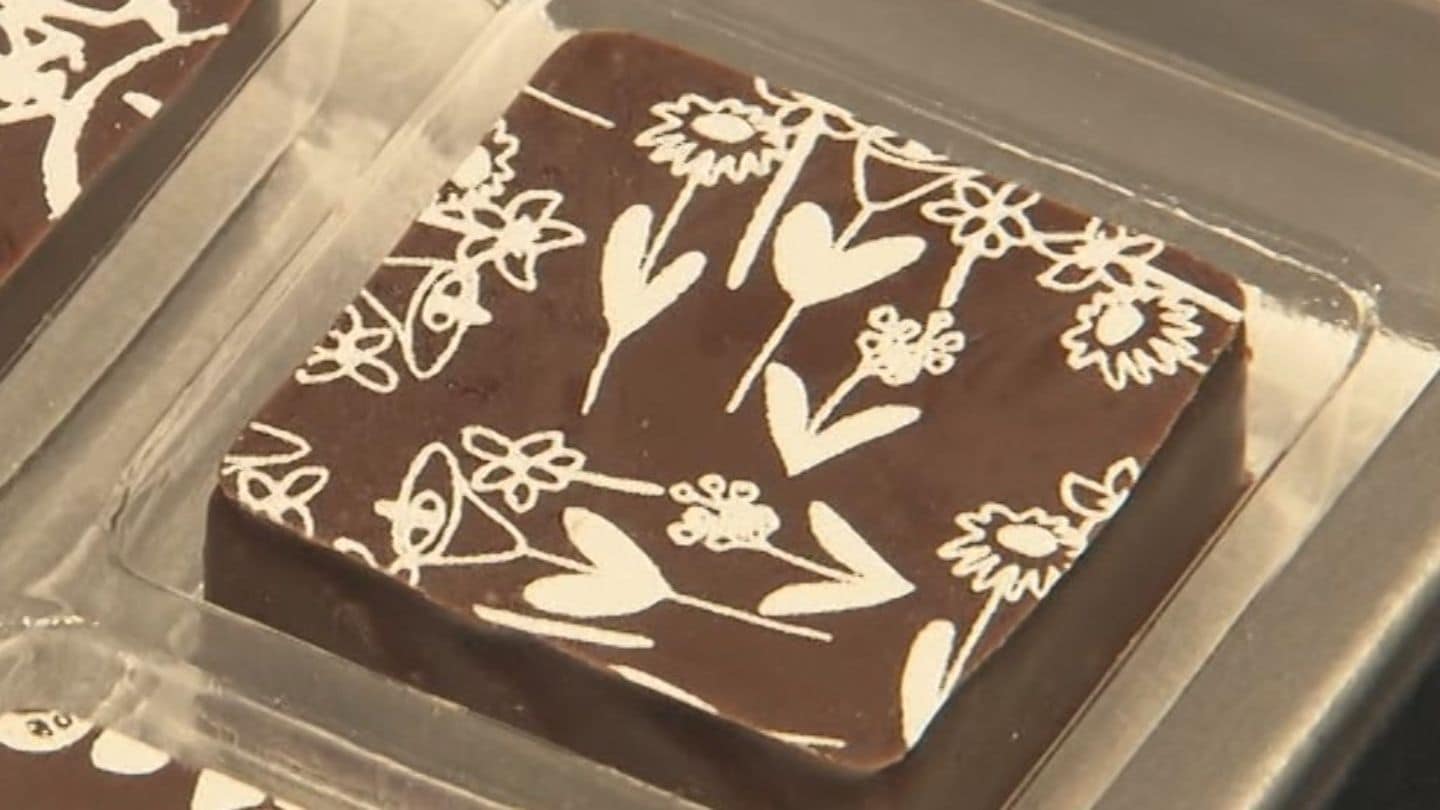 「アムール・デュ・ショコラ」で限定販売　シェフが魅了されたかわいい絵がチョコのデザインに　コラボ商品に込めた思い