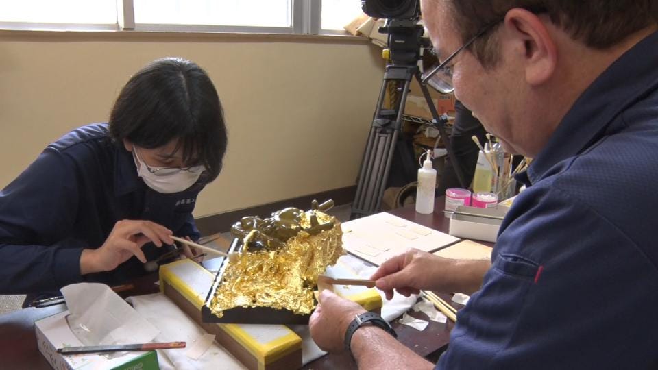 首里城再建　両廊下で「漆喰」塗り　龍の彫刻へ「金箔」も