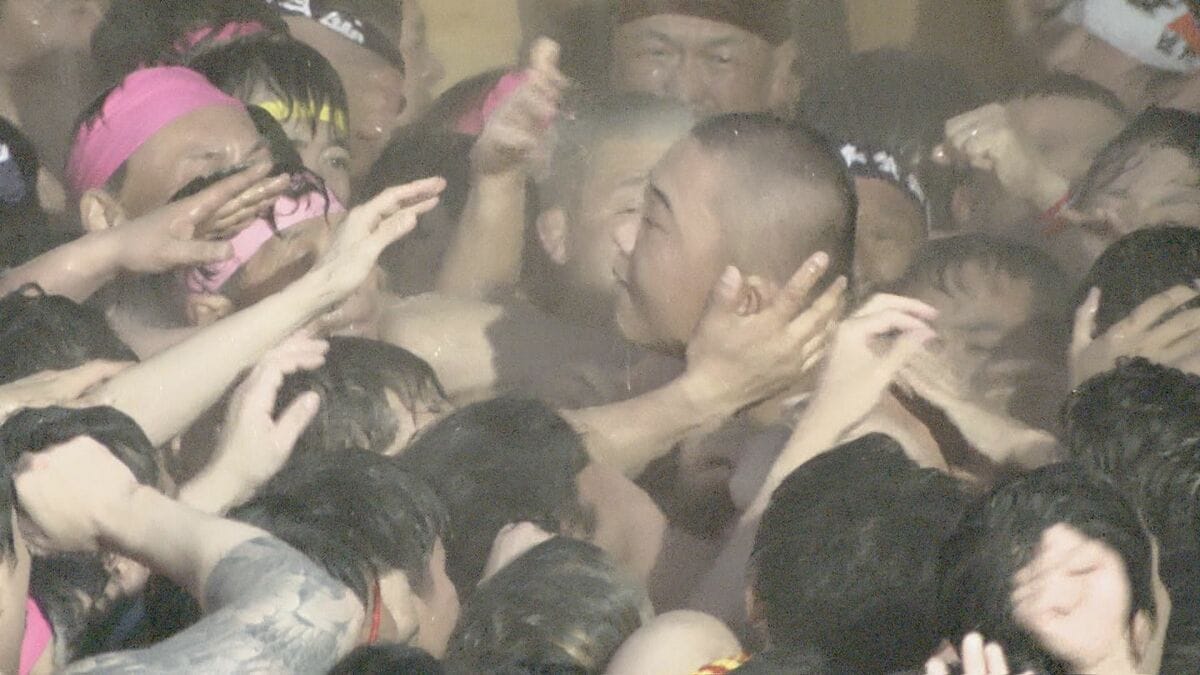 “天下の奇祭”国府宮はだか祭 1万人が熱狂… はだか男たちの壮絶な｢もみ合い｣ 元“神男”の生解説も
