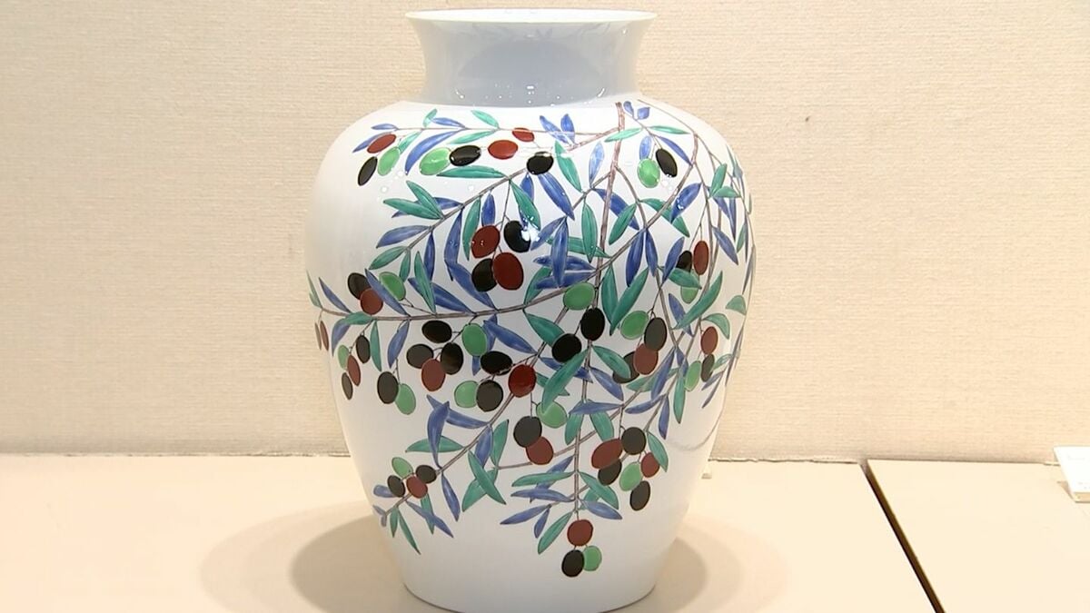 有田焼の十五代酒井田柿右衛門さんの個展 乳白色の素地に葡萄や椿など