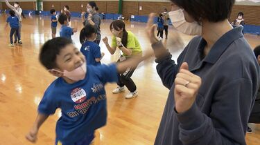 サッカー元日本代表の佐藤寿人さんらトップアスリートが指導 親子でからだを動かす Sompoボールゲームフェスタ 岡山 ニュース 岡山 香川 Rsk山陽放送 フォトギャラリー サッカー元日本代表の佐藤寿人さんらトップアスリートが指導 親子でからだを動かす Sompoボールゲームフェスタ 岡山 ニュース 岡山 香川 Rsk山陽放送 フォトギャラリー