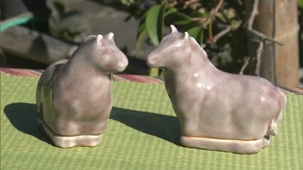 倉敷市の天神窯で干支の「丙午」をデザインした香合の窯出し 赤色の