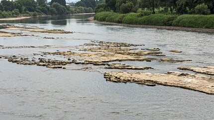 イギリス海岸出現 晴れの日が続き、水位が下がったため 岩手・花巻市