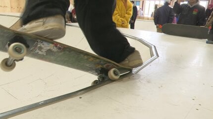 公園で練習してました」スケボー専用の屋内施設完成「ランプ」「プール