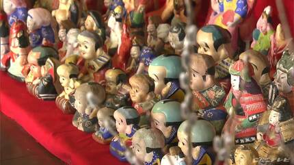 明治後半から昭和30年代の素朴な土びななど およそ1000体が飾られる 子