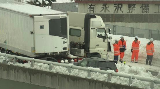 大型トレーラーが高速道路の反対車線にはみ出し軽乗用車と衝突　2人大けがも意識あり・命に別状なし　「青森中央IC」から「青森東IC」の上下線は約4時間半の通行止めに　|　青森のニュース│ATV NEWS│青森テレビ