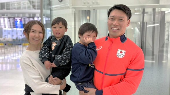 スキークロスのエース・須貝龍が出国、前回わずか“第1関節差”の敗退から雪辱へ「1ミリでも先に」大ケガ乗り越え悲願のメダル狙う|TBS NEWS DIG