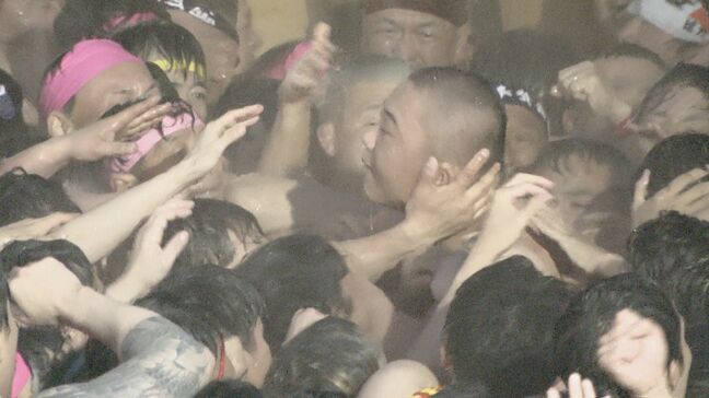 “天下の奇祭”国府宮はだか祭 1万人が熱狂… はだか男たちの壮絶な「もみ合い」 元“神男”の生解説も|TBS NEWS DIG