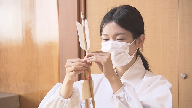 柞原八幡宮で縁起物・破魔矢づくり 来年の干支「馬」をあしらった飾りつけ進む 大分|TBS NEWS DIG