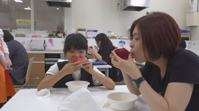 これから収穫最盛期 旬のモモを皮ごと丸かじり! 山梨のモモを食べよう教室|TBS NEWS DIG