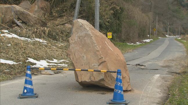 鳥取島根で最大震度5強の地震…崩落した2メートルの「巨石」　1か月経っても撤去できずそのまま　通行止め解除の見通しも未定|TBS NEWS DIG