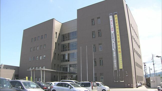 警察官の胸を殴った疑い　会社役員の男を逮捕　「拳で押しただけ」容疑を否認　鹿児島市|TBS NEWS DIG