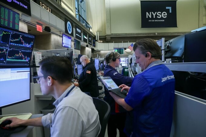 米ハイテク株と仮想通貨が同時下落－AIブーム一服で投機熱に冷や水