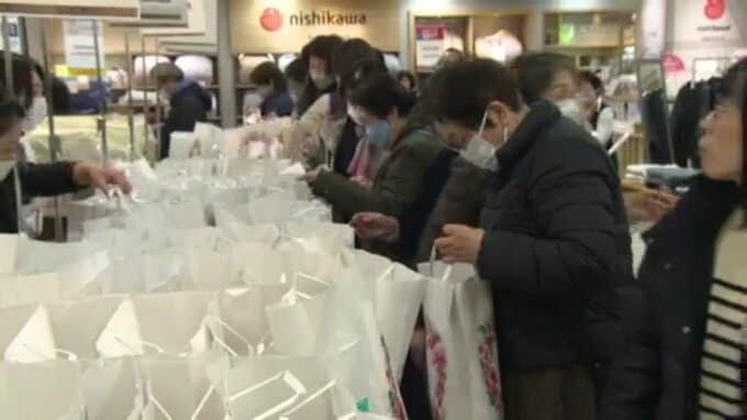 「１年これで頑張れるような気がする」松山のデパートで初売り  福袋など求める客で大にぎわい|TBS NEWS DIG