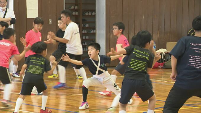 「みんなのために全力出しあえれば成長できる」パリ五輪のフェンシング団体金メダルから1週間　飯村一輝選手が帰国後早くも小中学生に指導　|　SBC NEWS | 長野のニュース | SBC信越放送