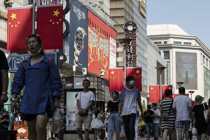 中国の消費が減少に転じる、コロナ禍以後で初－リスク浮き彫り