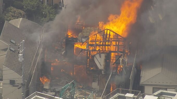 【速報】東京・世田谷区の解体工事現場で火事　消防車など38台で消火活動中|TBS NEWS DIG