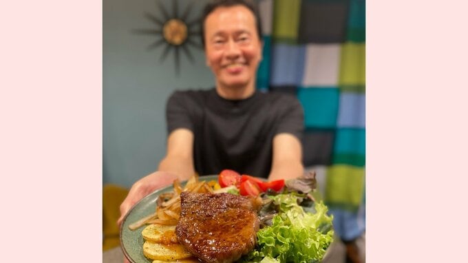 【 遠藤憲一 】ステーキ差し出し「バテないようにしっかり食べて」　笑顔にフォロワー共感「酷暑乗り越えられそう」|TBS NEWS DIG